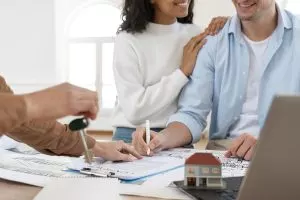 2.smiley-couple-signing-contract-new-house-300x200