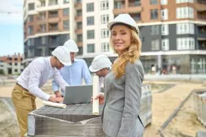 2.woman-with-drawing-men-with-laptop-outdoors-300x200