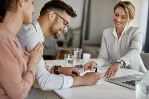 3.ith-financial-advisor-signing-agreement-office-300x200